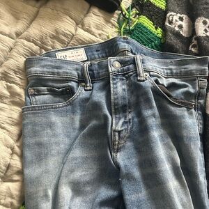 GAP woman’s Slim Taper Jeans - Light Blue Denim